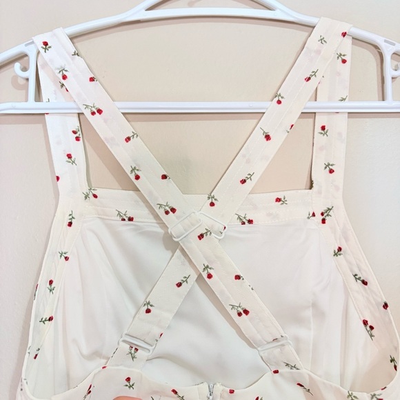 4/$10🎄Forever 21 White Romper w Ditsy Rose Pattern and Criss Cross Straps - Picture 9 of 13